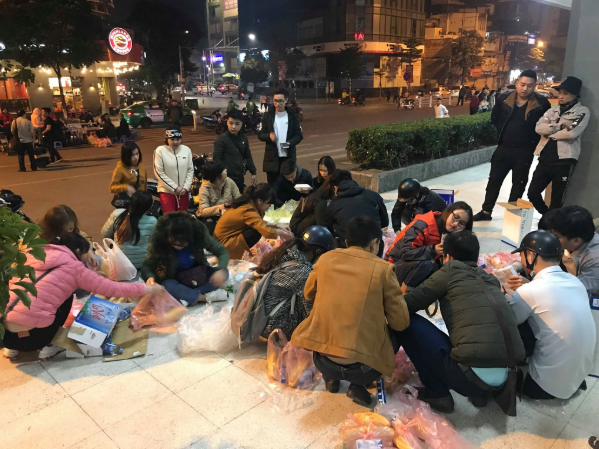 Tặng quà người vô gia cư tại Hà Nội